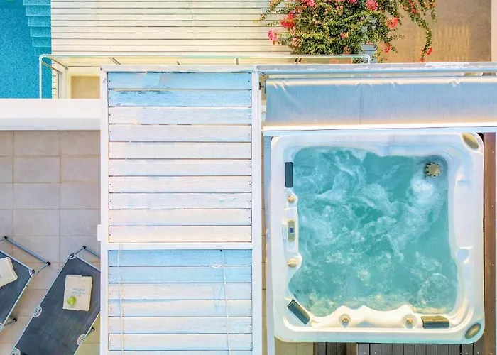Seabreeze - With Jacuzzi & Heated Pool מסטיכרי