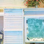Seabreeze - With Jacuzzi & Heated Pool Mastihari