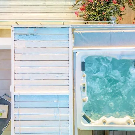 Seabreeze - With Jacuzzi & Heated Pool Мастихари